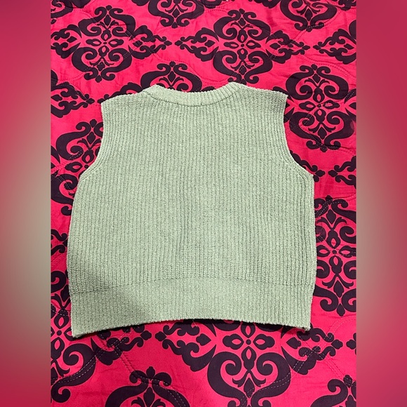 NYUNYU Green Knit Vest - Picture 11 of 13